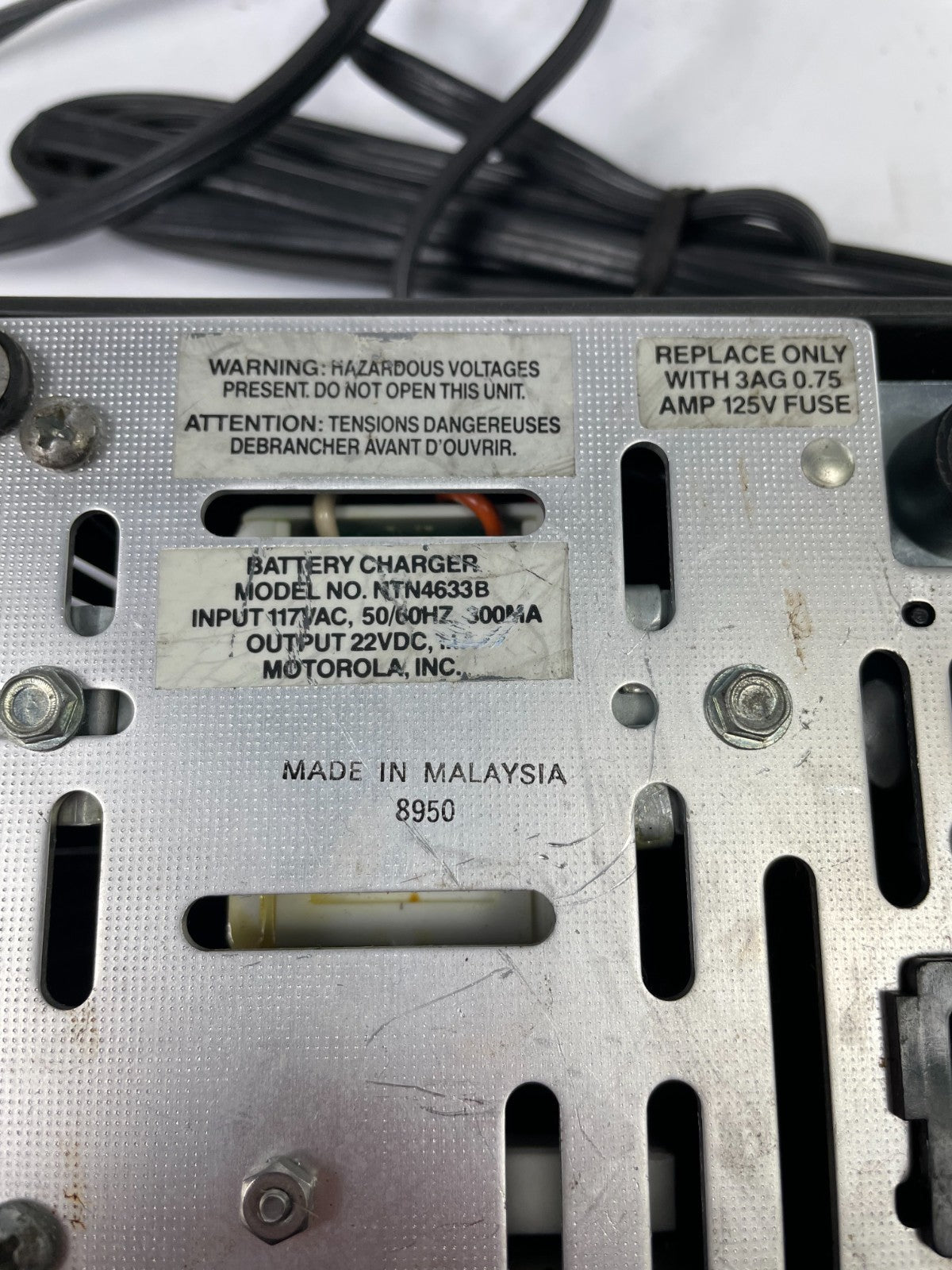 Motorola NTN4633B battery charger for two-way radios MT1000 HT600 MTX800 MTX810