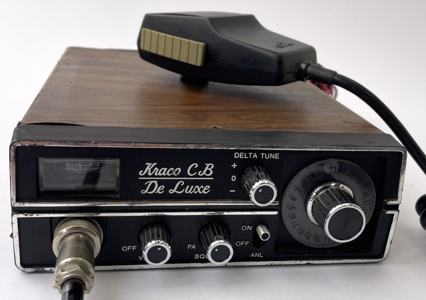 Kraco  40 Channel CB De Luxe CB Radio KCB-2030B With Cobra Microphone Vintage