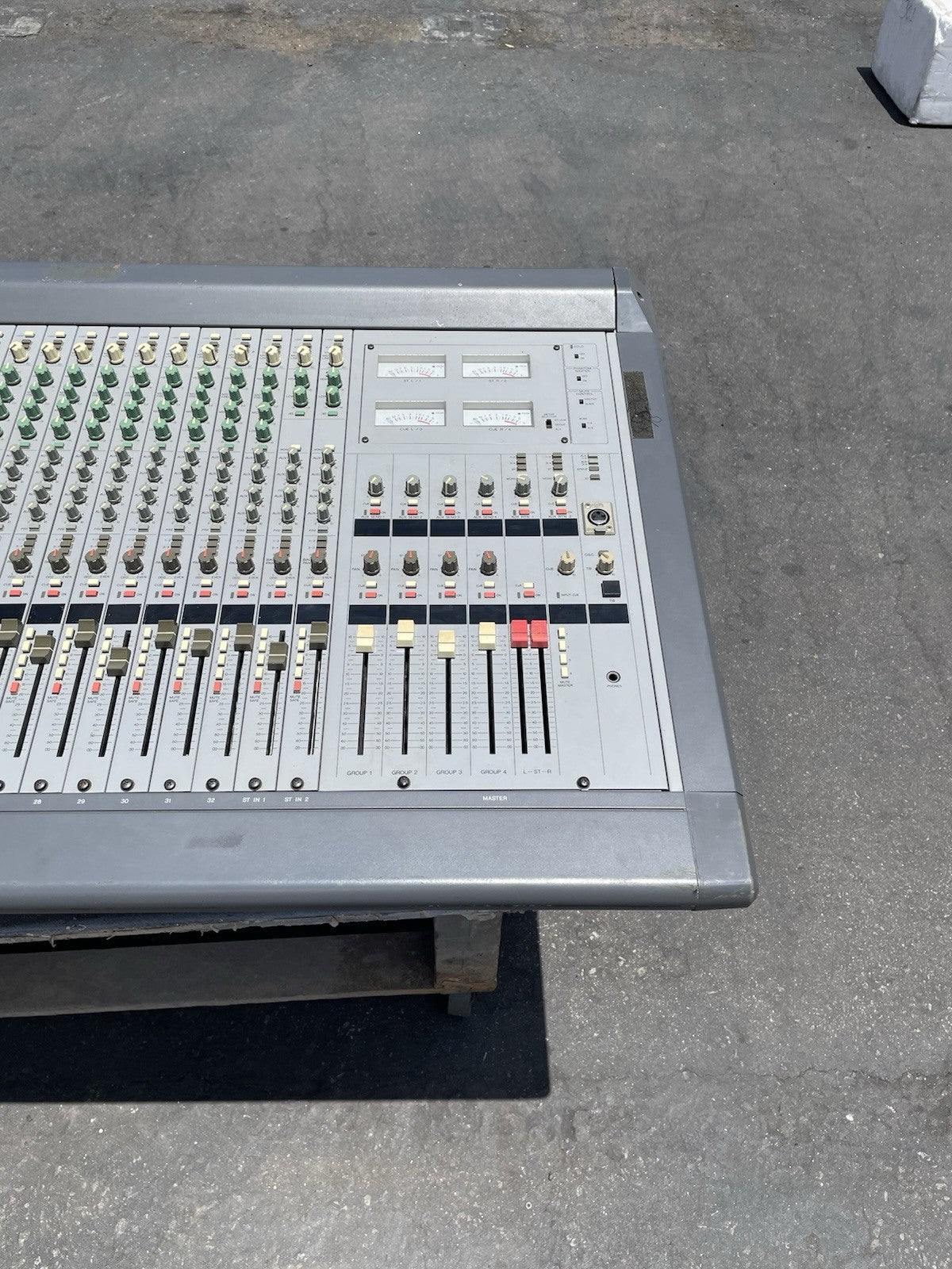 Yamaha PM1200 Professional Audio Mixing Console 32 channels with CASE