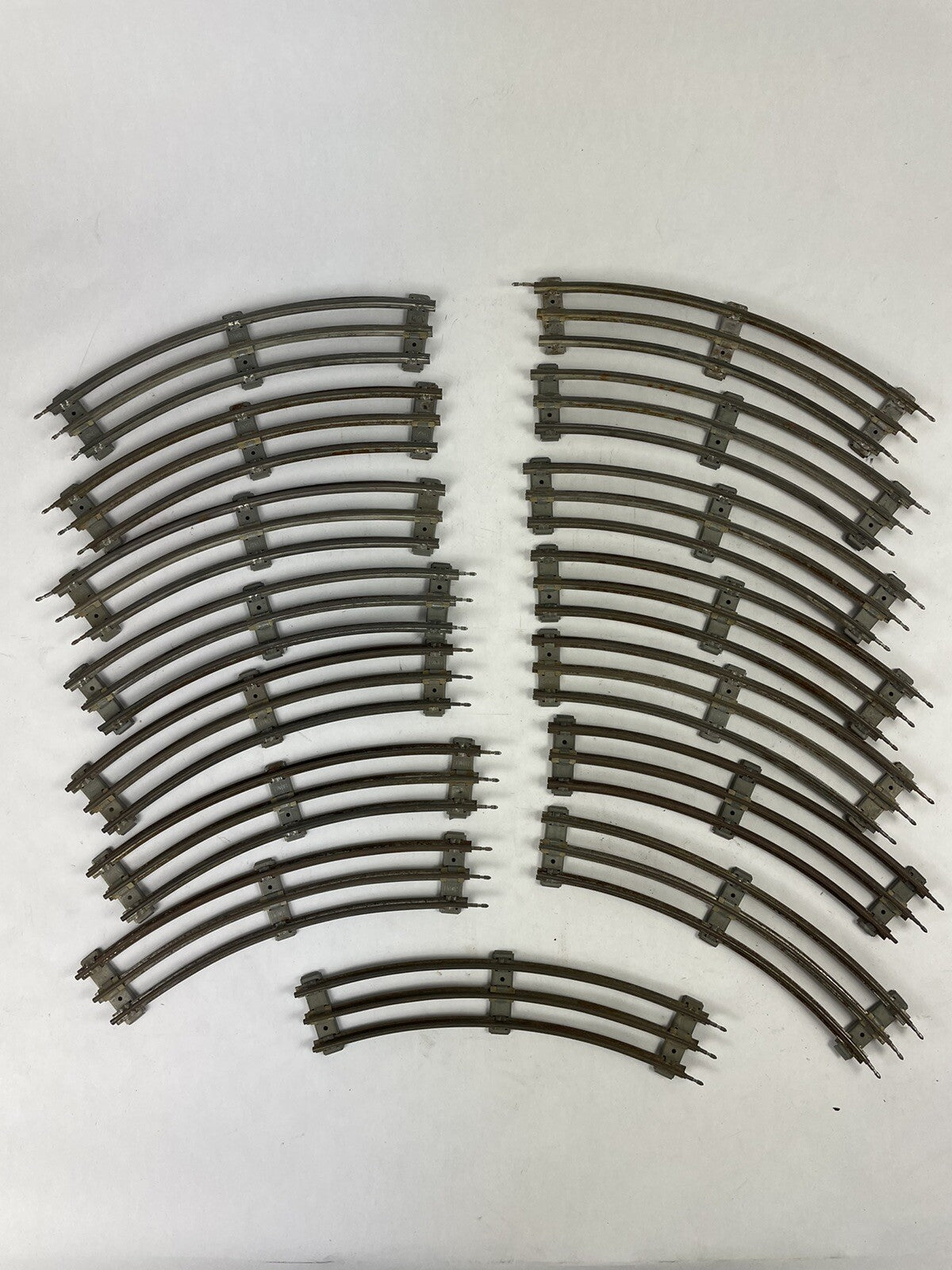 LOT OF 15 : VINTAGE LIONEL 027 TRACK STANDARD CURVE SECTIONS