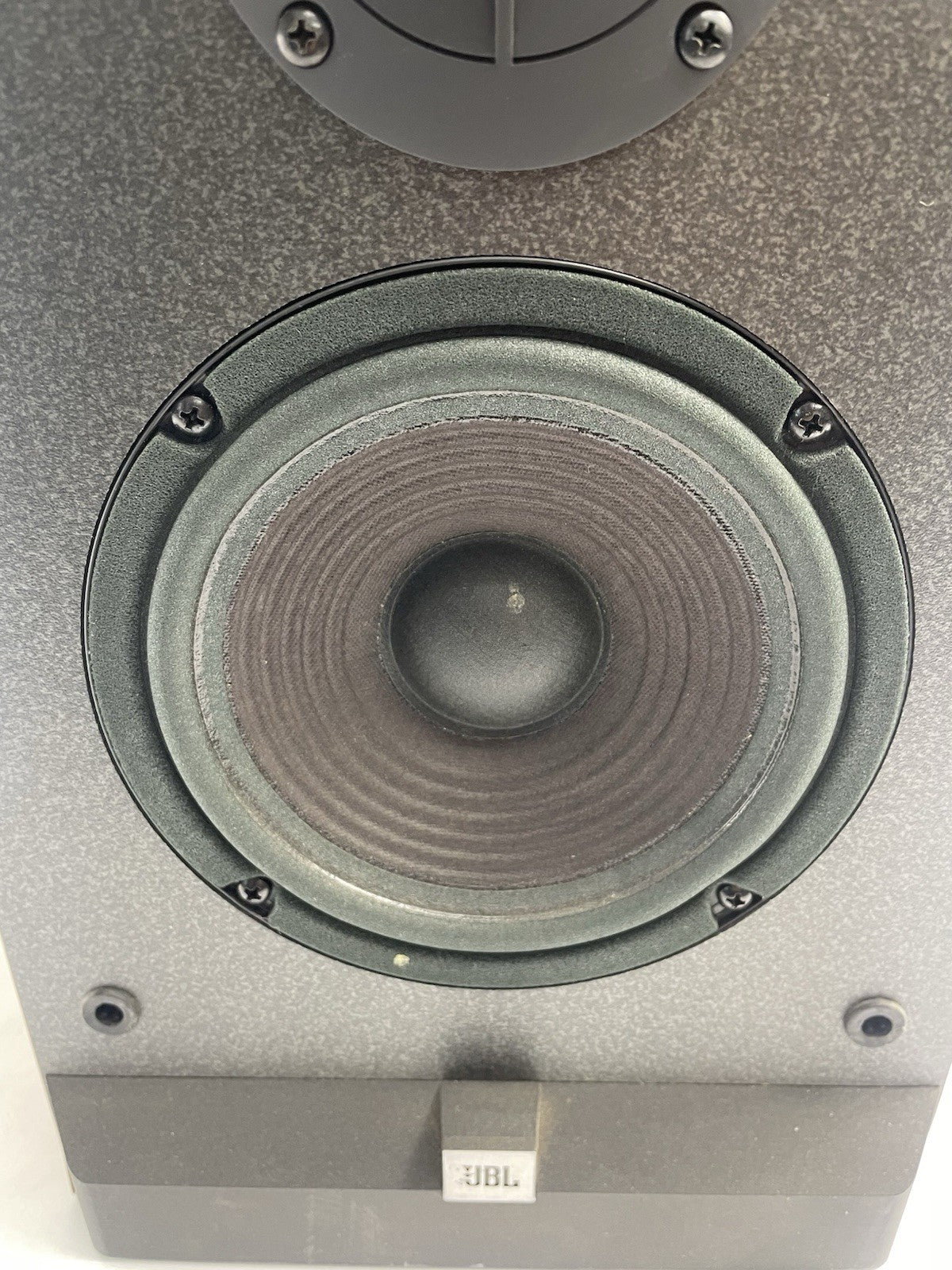 1 x JBL P20 bookshelf speaker wood grain black front sounds great