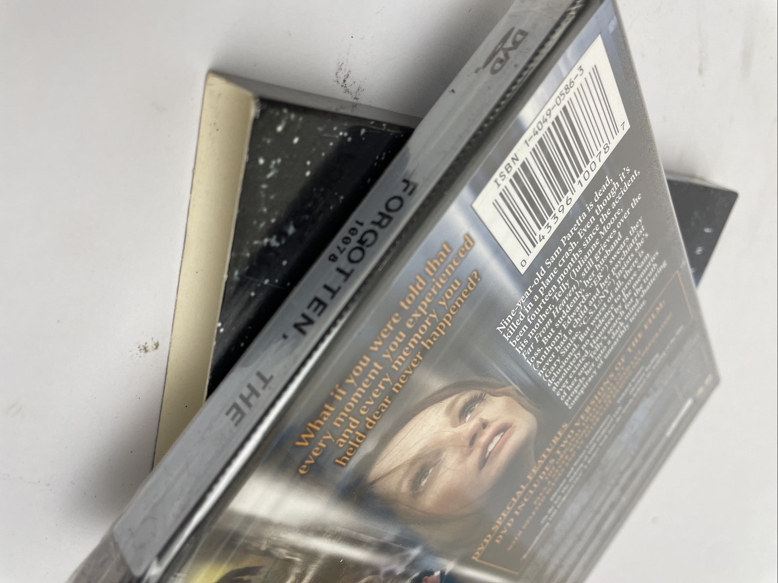 The Forgotten (DVD Video 2004 ) Sealed with Slipcover Widescreen Julianne Moore