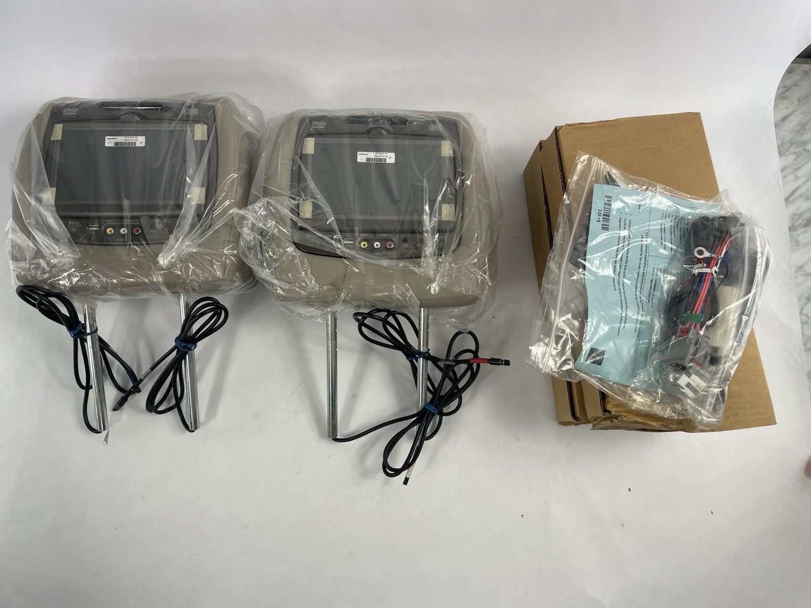 2010 Lincoln Navigator Headrest DVD Monitor Set Tan Beige Leather