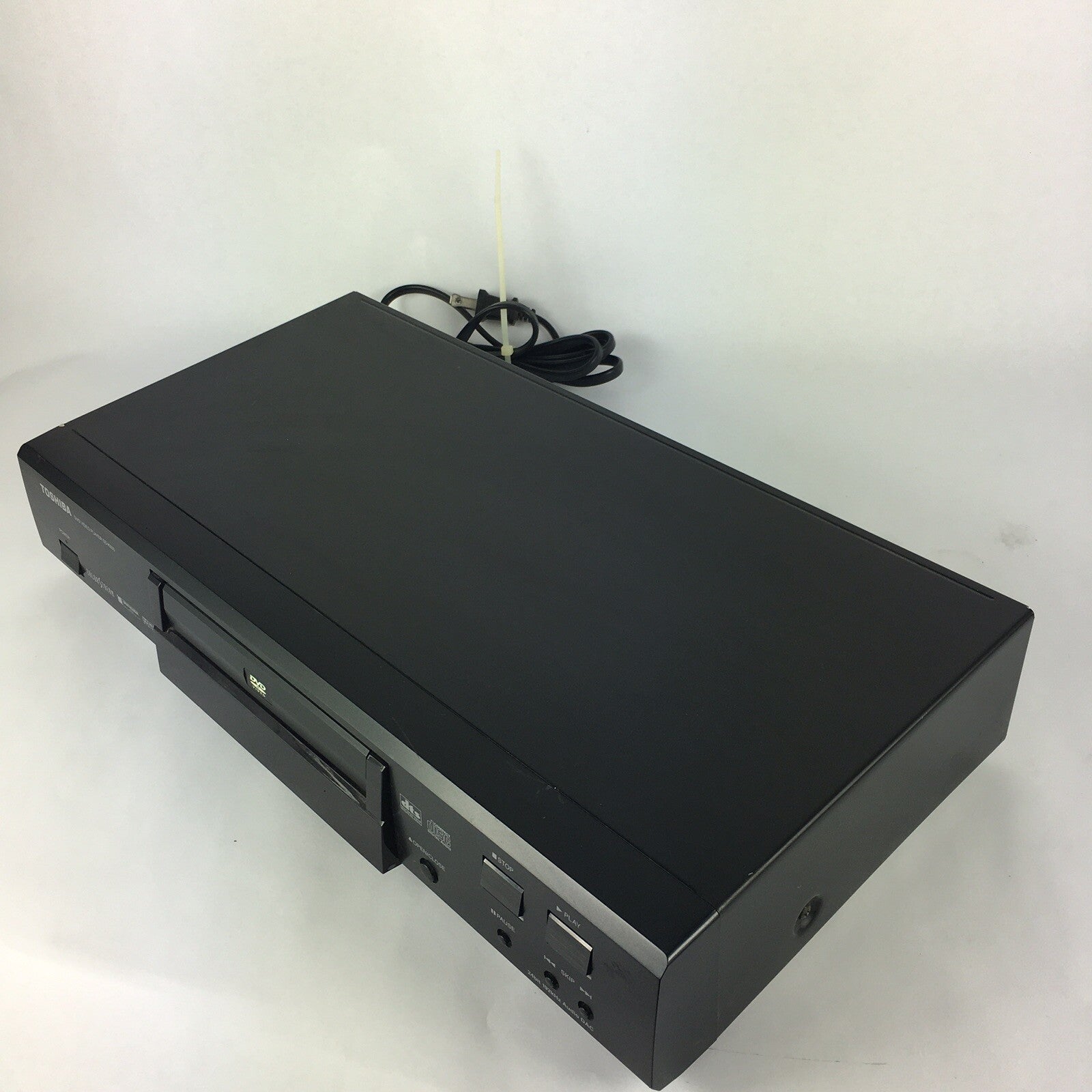 Toshiba Video DVD Player with RCA Cables Model No. SD-K600U