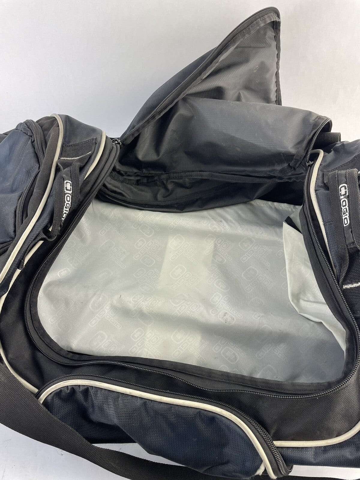 OGIO SLED TRAVEL BAG.  BLACK 28 inch ROLLING CART TRAVEL BAG.  