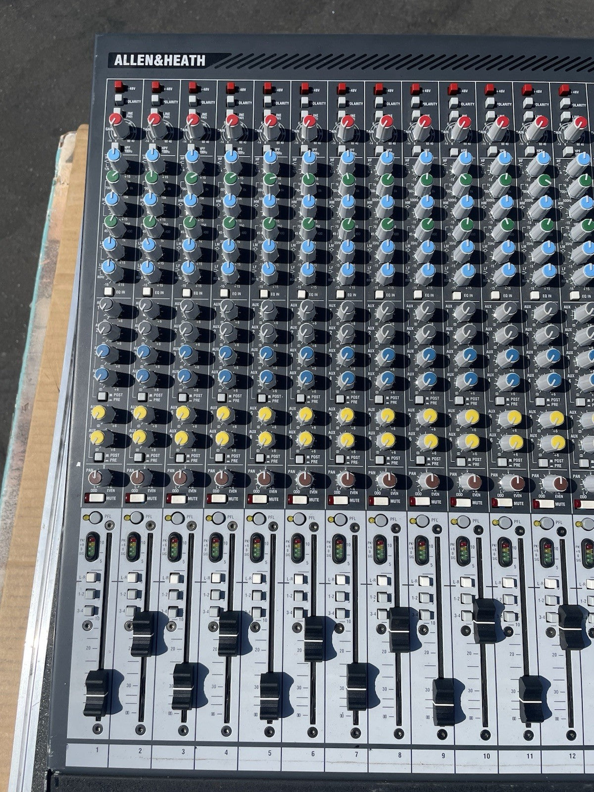 ALLEN & HEATH GL2400-32 Professional Dual Function Audio Mixer In Road case