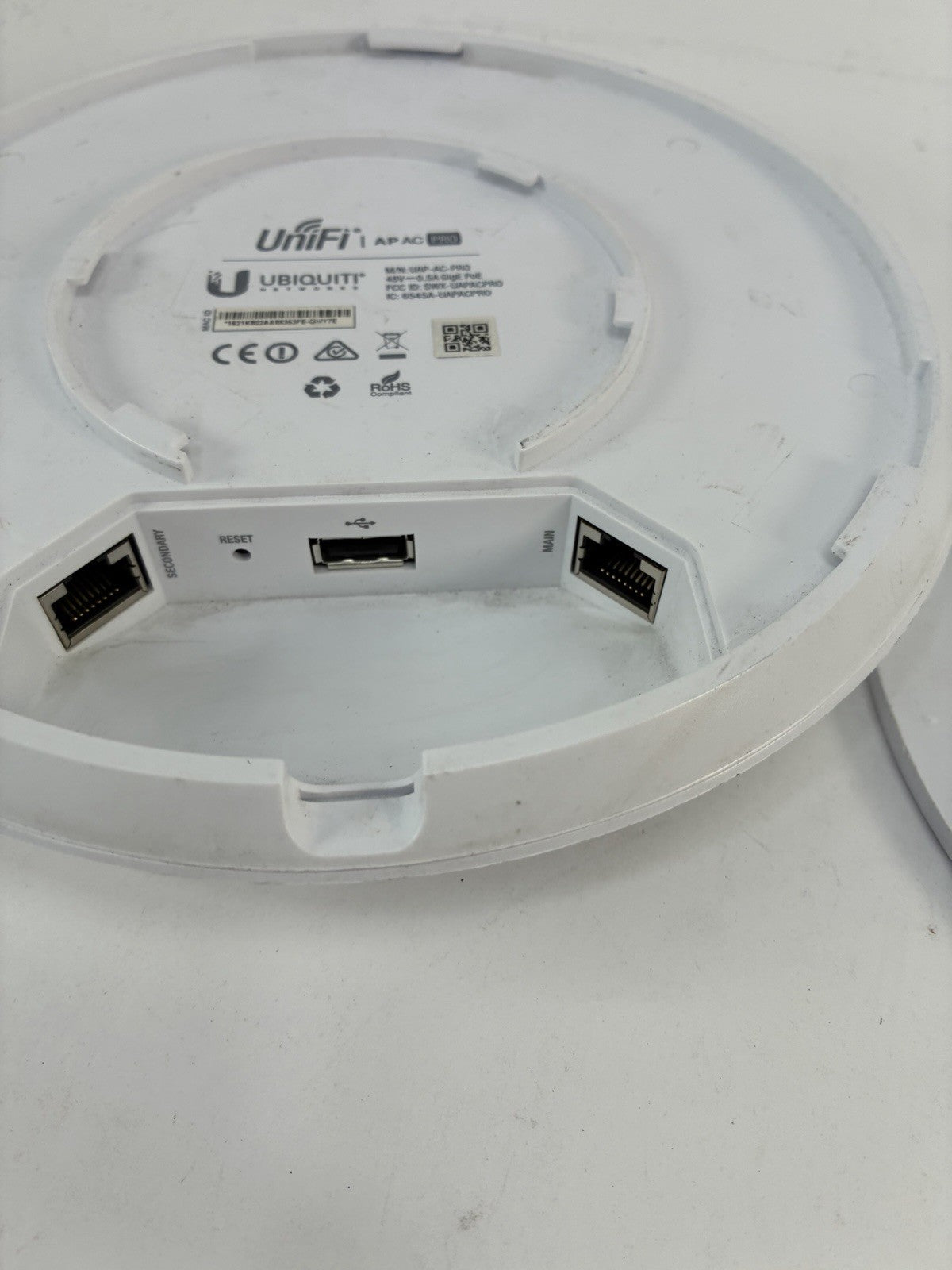 Ubiquiti UniFi UAP-AC-PRO Wireless Access Point Dual Band AC1750 w/ PoE
