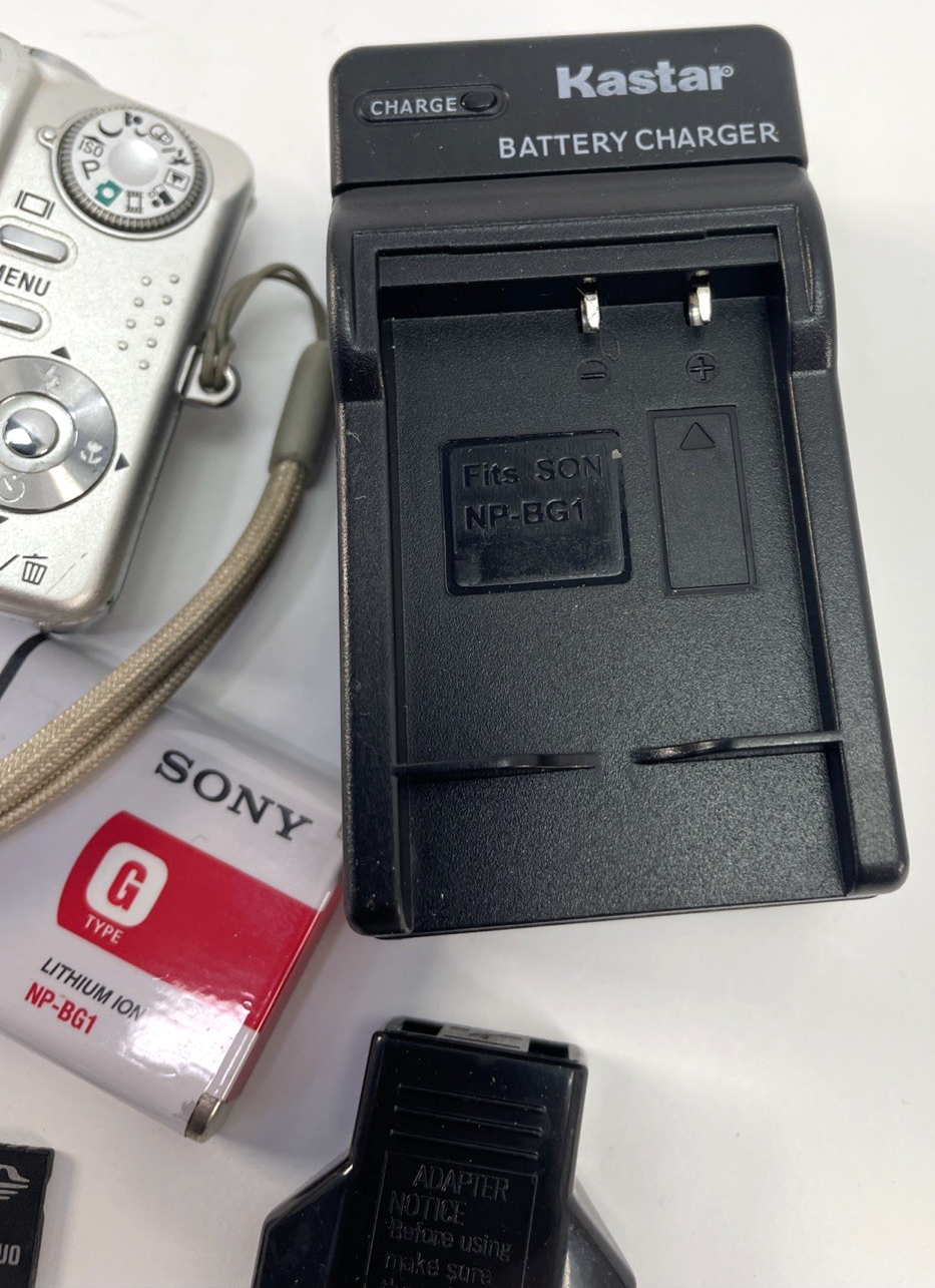 Sony Cyber-shot DSC-W70 Digital Camera 7.2MP  - Turns On — For Parts or Repair