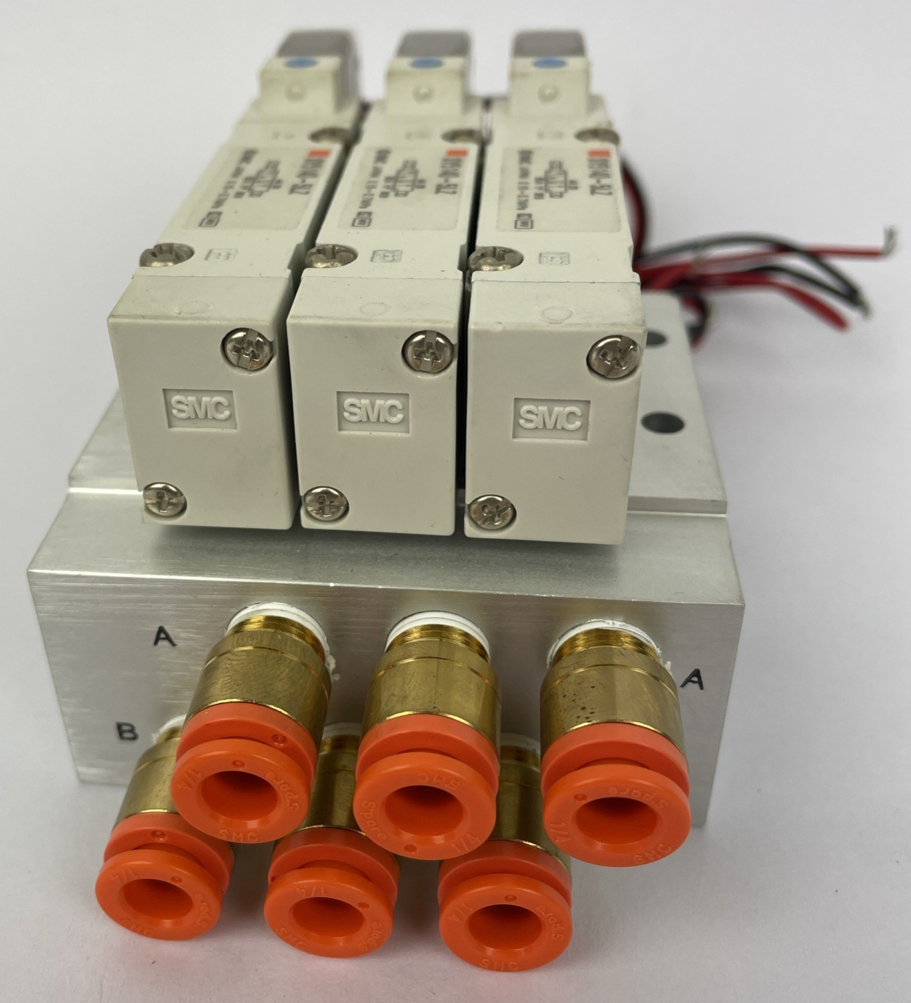 SMC SY5140-5LZ Pneumatic Solenoid Valve, 0.15-0.7MPa, w / 5-Port Base NOS
