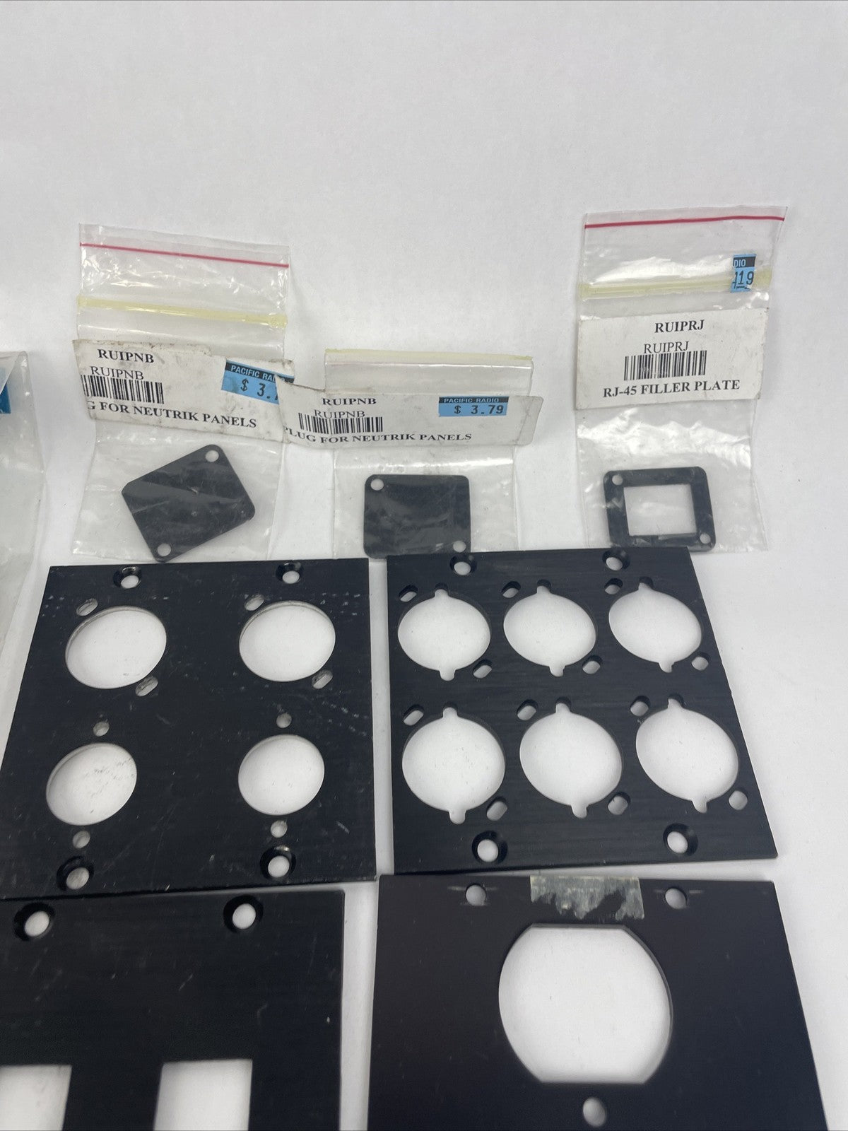 Middle Atlantic Products Inc Lot Of 29 Pieces Key4 Key6 UCPB1 UNIV4 UNIV6 RJ45 +