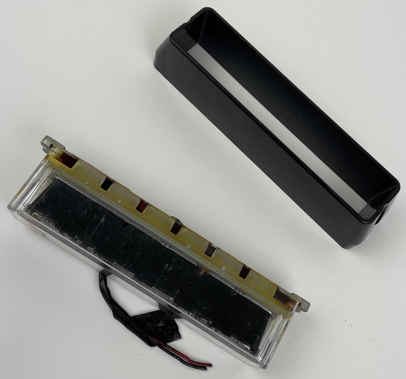 Code 3 SAE W165 directional light bar with mounting bracket