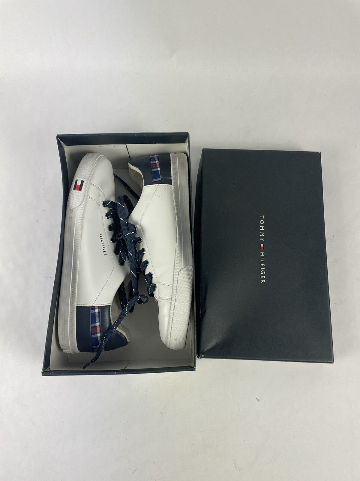 Tommy Hilfiger Sneakers Sz 9.5  TWLADDIN White Faux Leather Shoes Lace Up