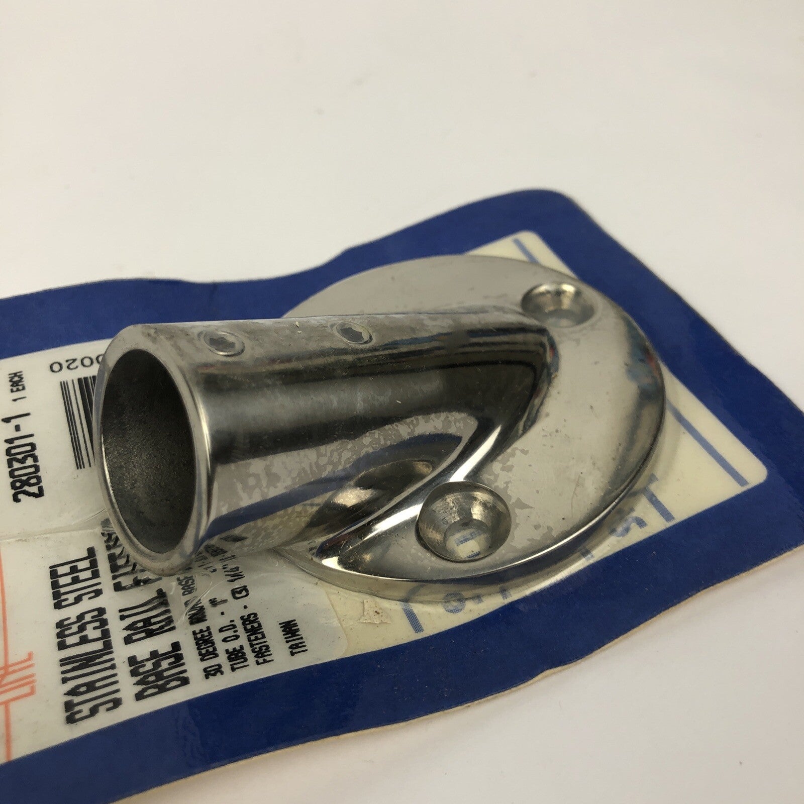 SEADOG Sea-Dog Line Marine 280301-1 1in-30deg Ss Round Base Rail Fitting - NEW