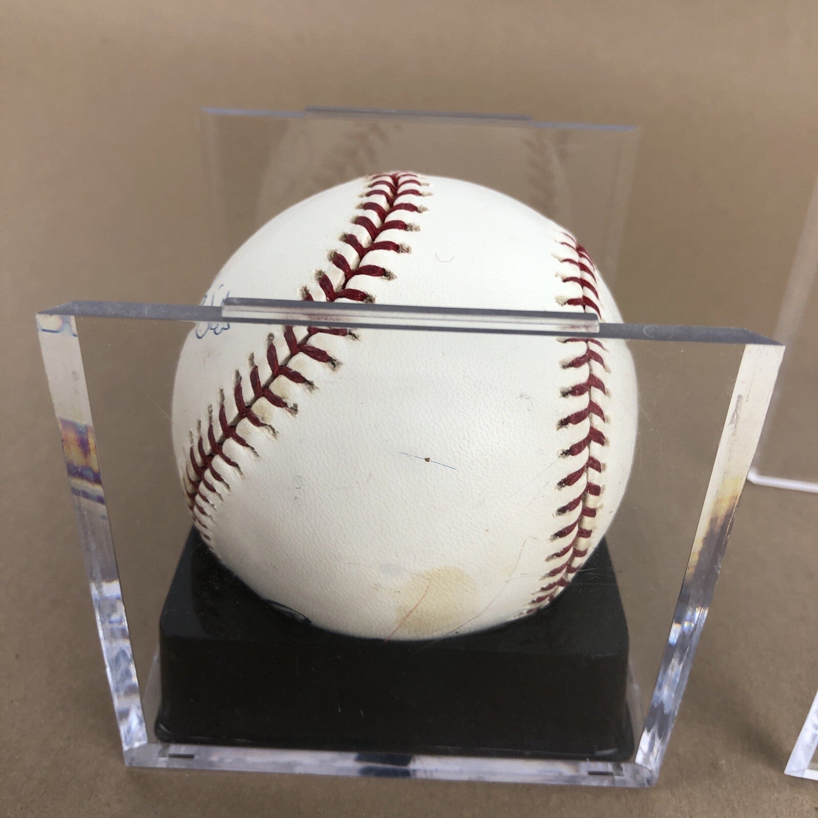 Brian Jordan #33 Los Angeles Dodgers signed Official Rawlings MLB baseball with clear display cube