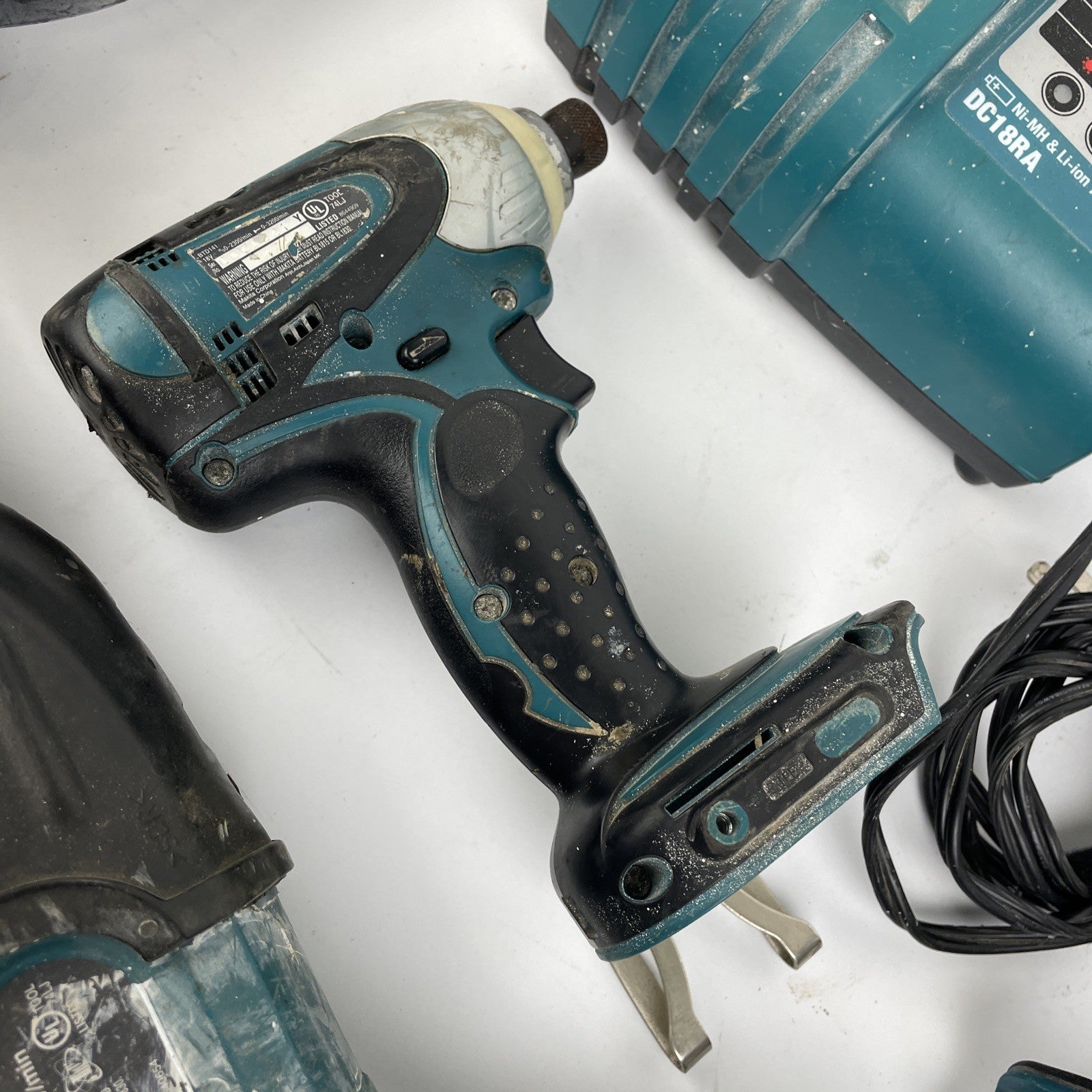 Makita 18V LXT Cordless 1/4” Impact Driver, Reciprocating Saw, 2 Lights, Charger