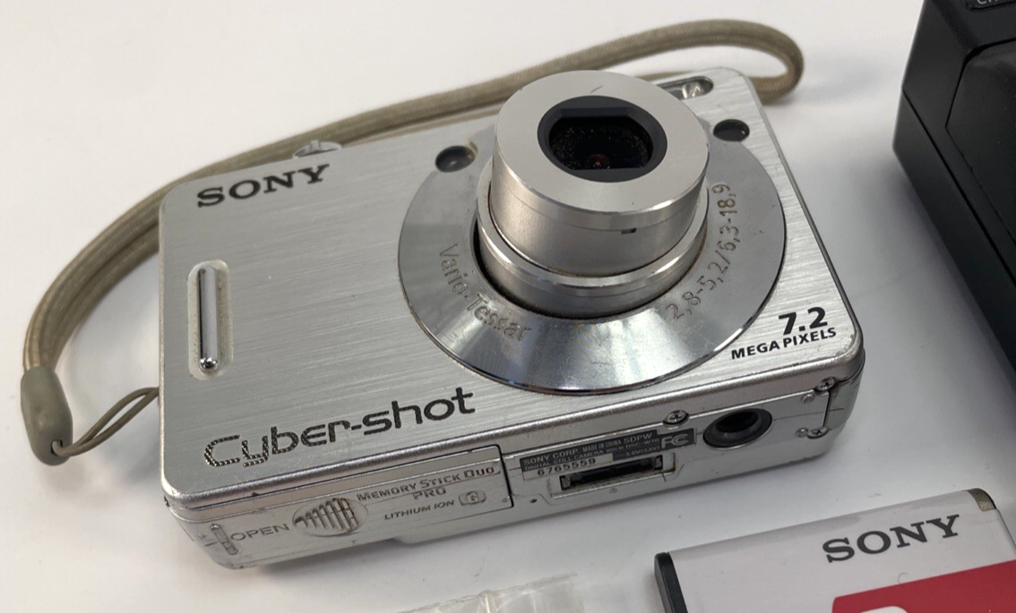 Sony Cyber-shot DSC-W70 Digital Camera 7.2MP  - Turns On — For Parts or Repair