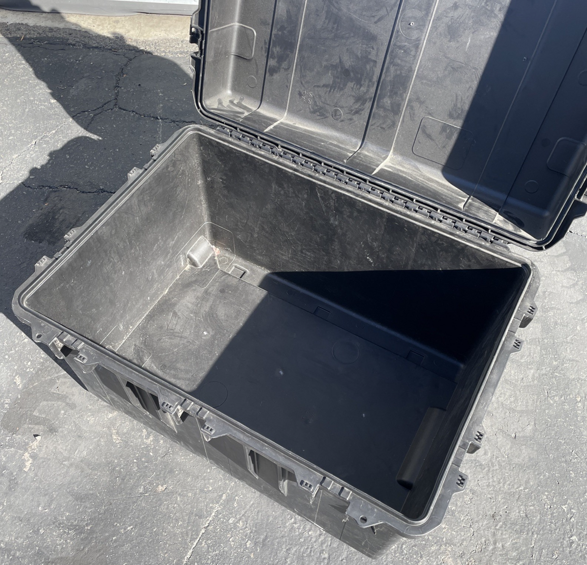 Pelican Storm iM3075 Transport Case Black Hard Shell No Foam Retractable Handle