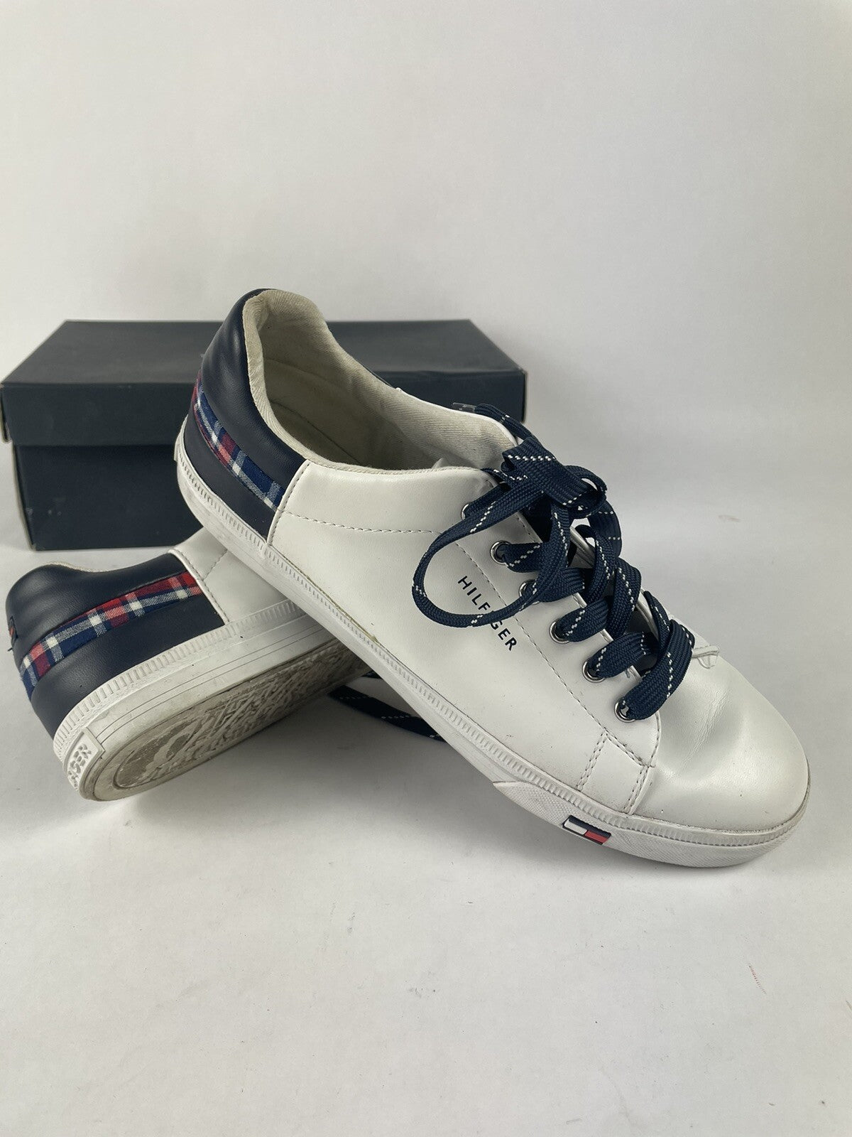 Tommy Hilfiger Sneakers Sz 9.5  TWLADDIN White Faux Leather Shoes Lace Up