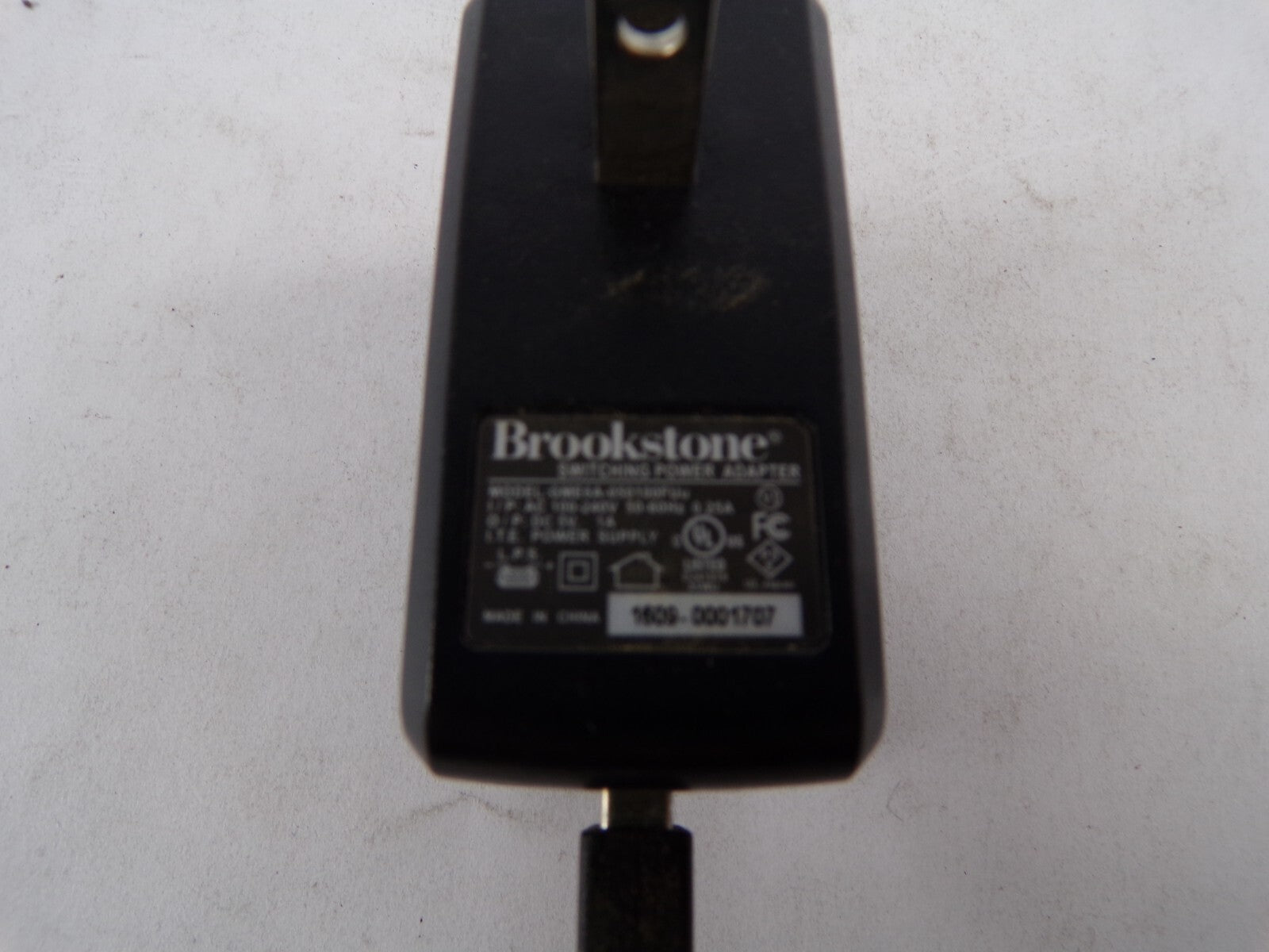 Geniune Brookstone GME6A-050100FU Output 5 V  1 A Power Supply Adapter A56