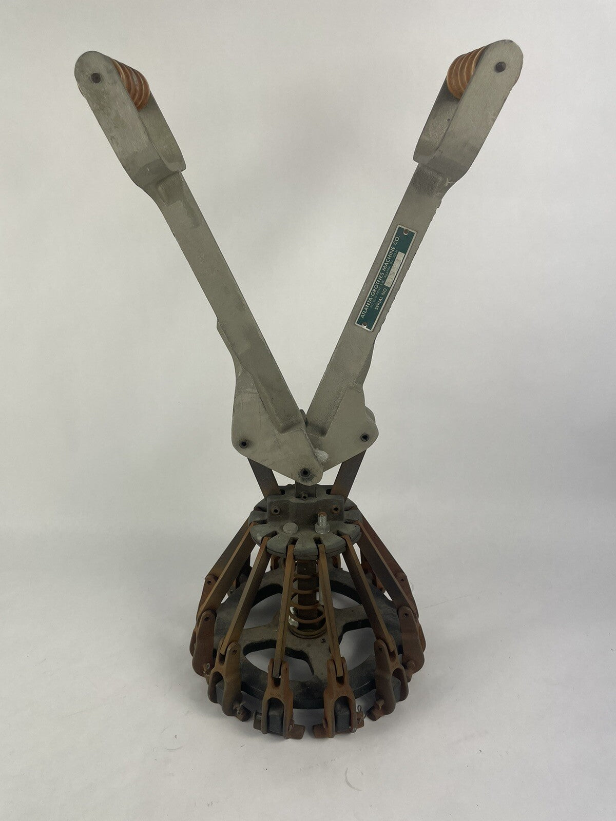 Atlanta Grotnes 8-1/2" 12-Lug Manual Lug Style Pail Closer