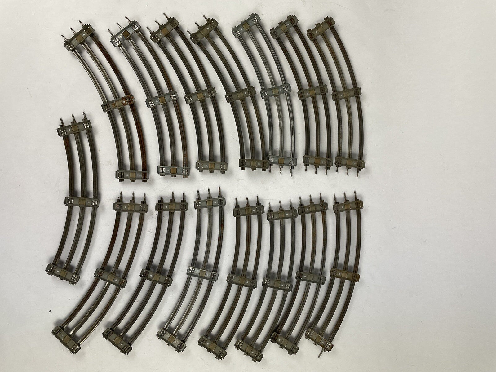 LOT OF 15 : VINTAGE LIONEL 027 TRACK STANDARD CURVE SECTIONS