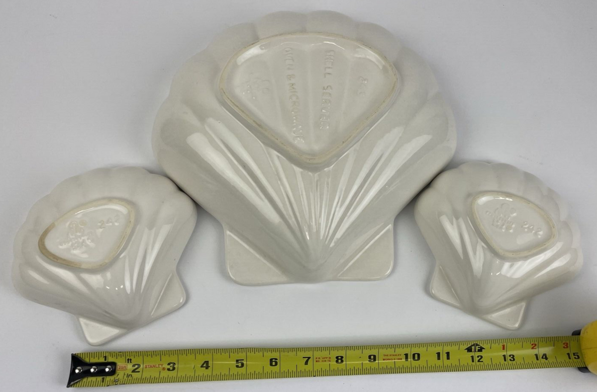 Pfaltzgraff Yorktowne #243 Large SHELL SERVER Food Bowl w 2 x #242 Shell Bowls