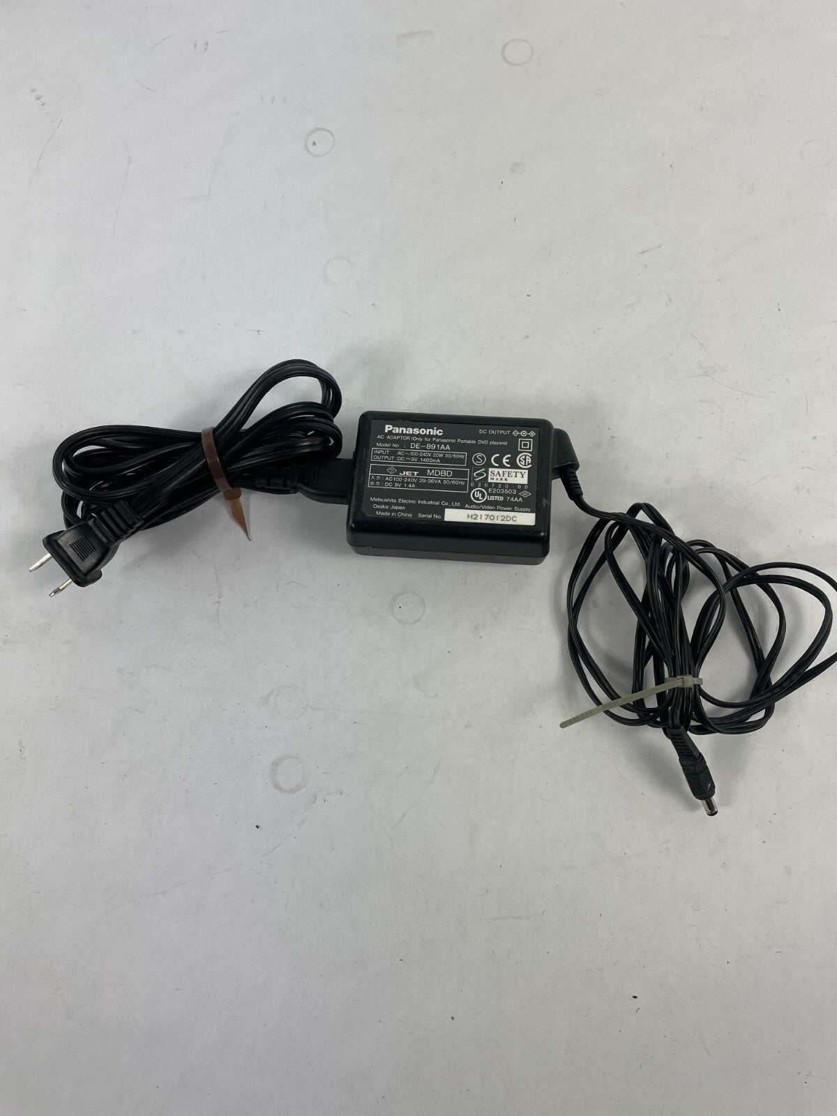 Geniune Panasonic DE-891AA Output 9 V 1.40 A Power Supply Adapter B01