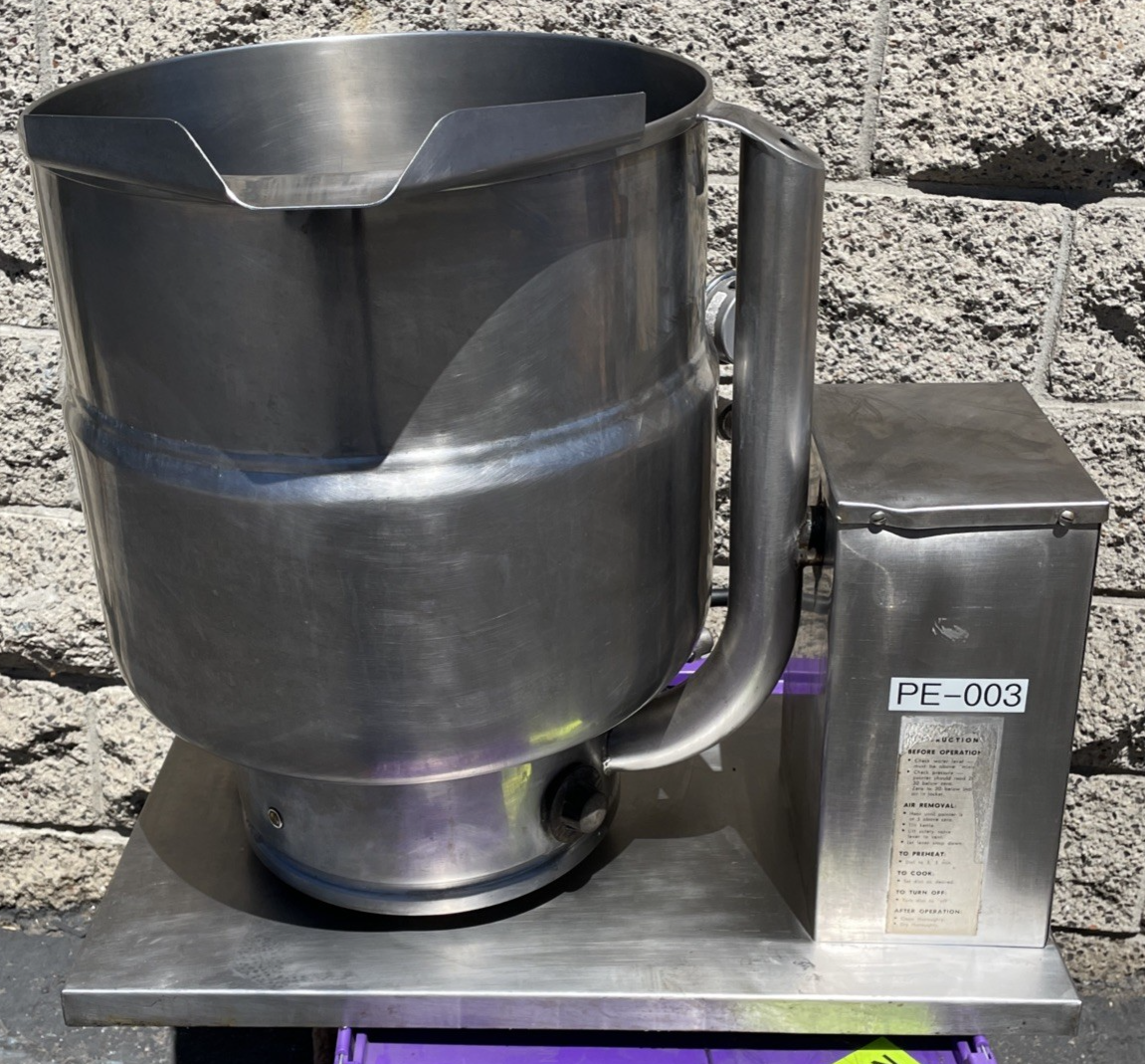Groen TDB/7-40 Stainless Steel 40-Qt Electric Tilting Floor Steam Kettle