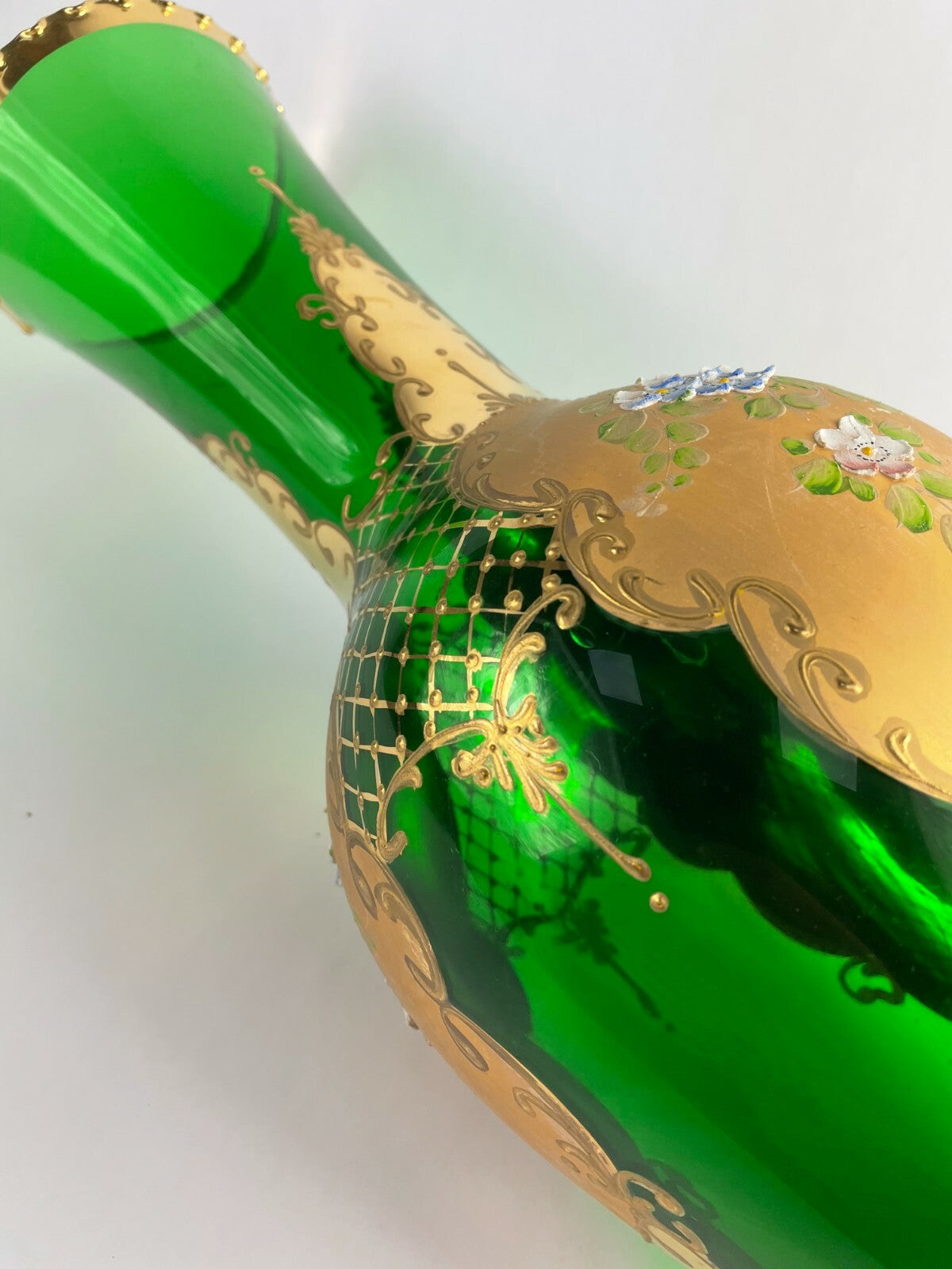 Beautifully designed decorative glass home décor display piece.
