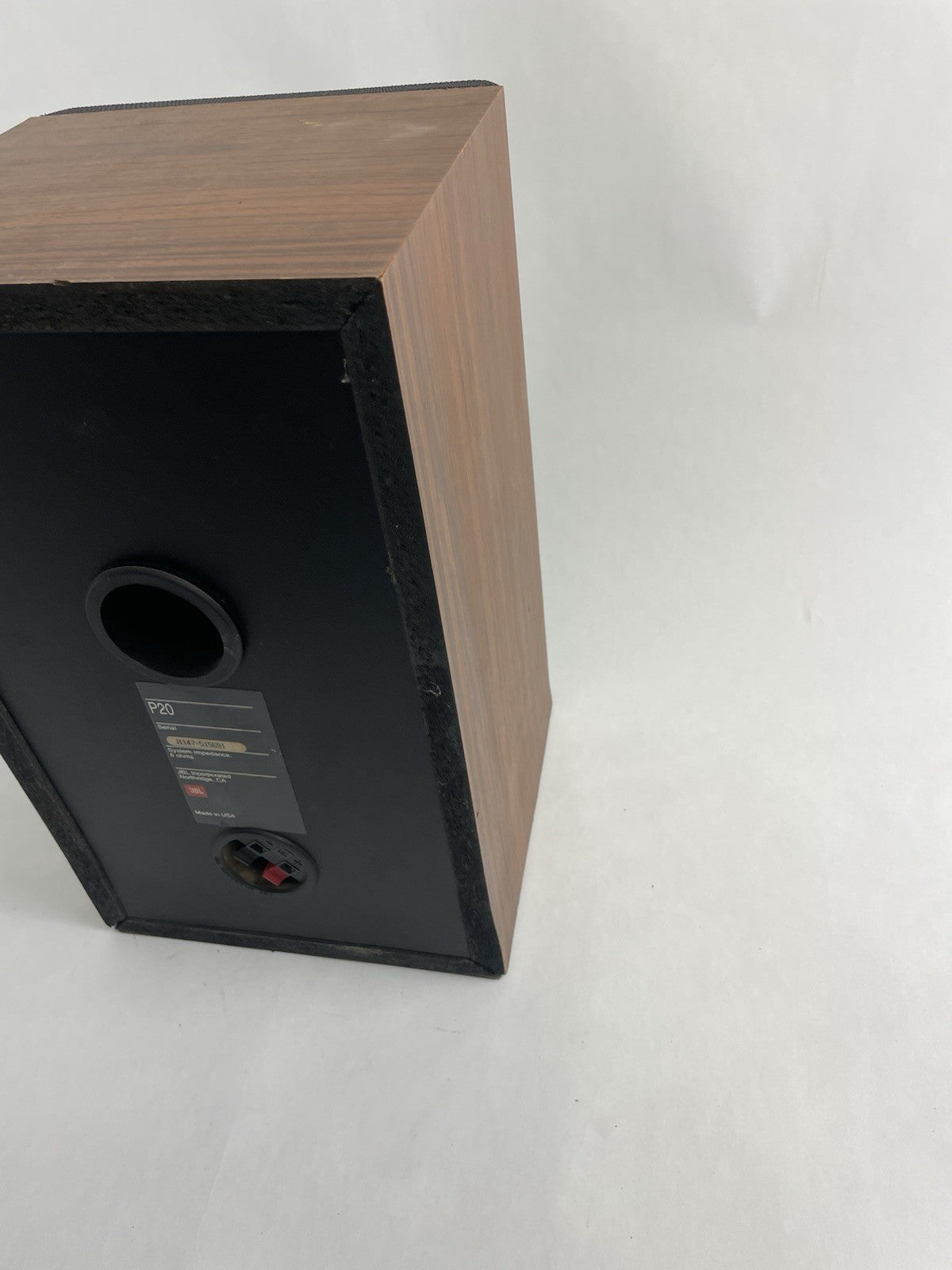 1 x JBL P20 bookshelf speaker wood grain black front sounds great