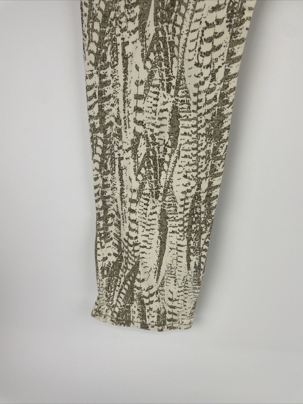 Free People Jeans Women's Size 28 Tapered Leg Low Rise White w Print Denim NWOT