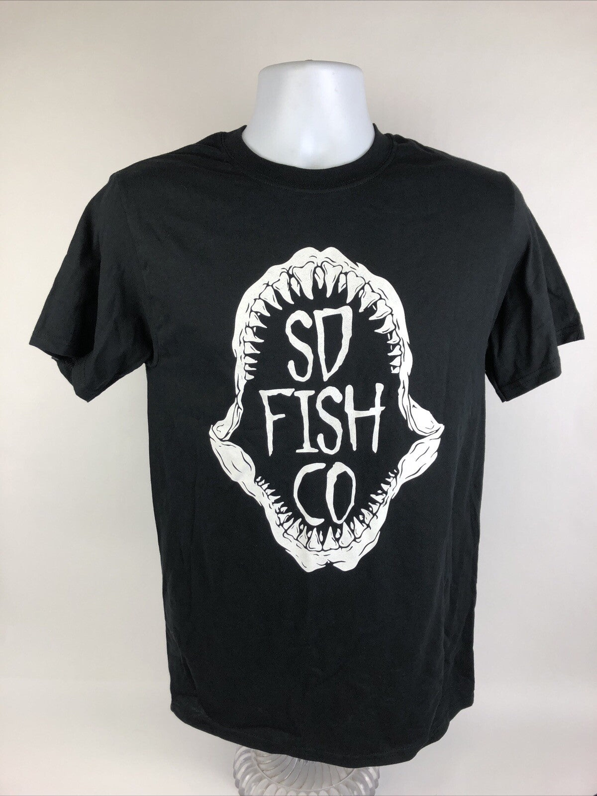 Lot of 2 Mens T-shirt / Tank Top Mens Size Medium Great White Shark Jaws Fishing