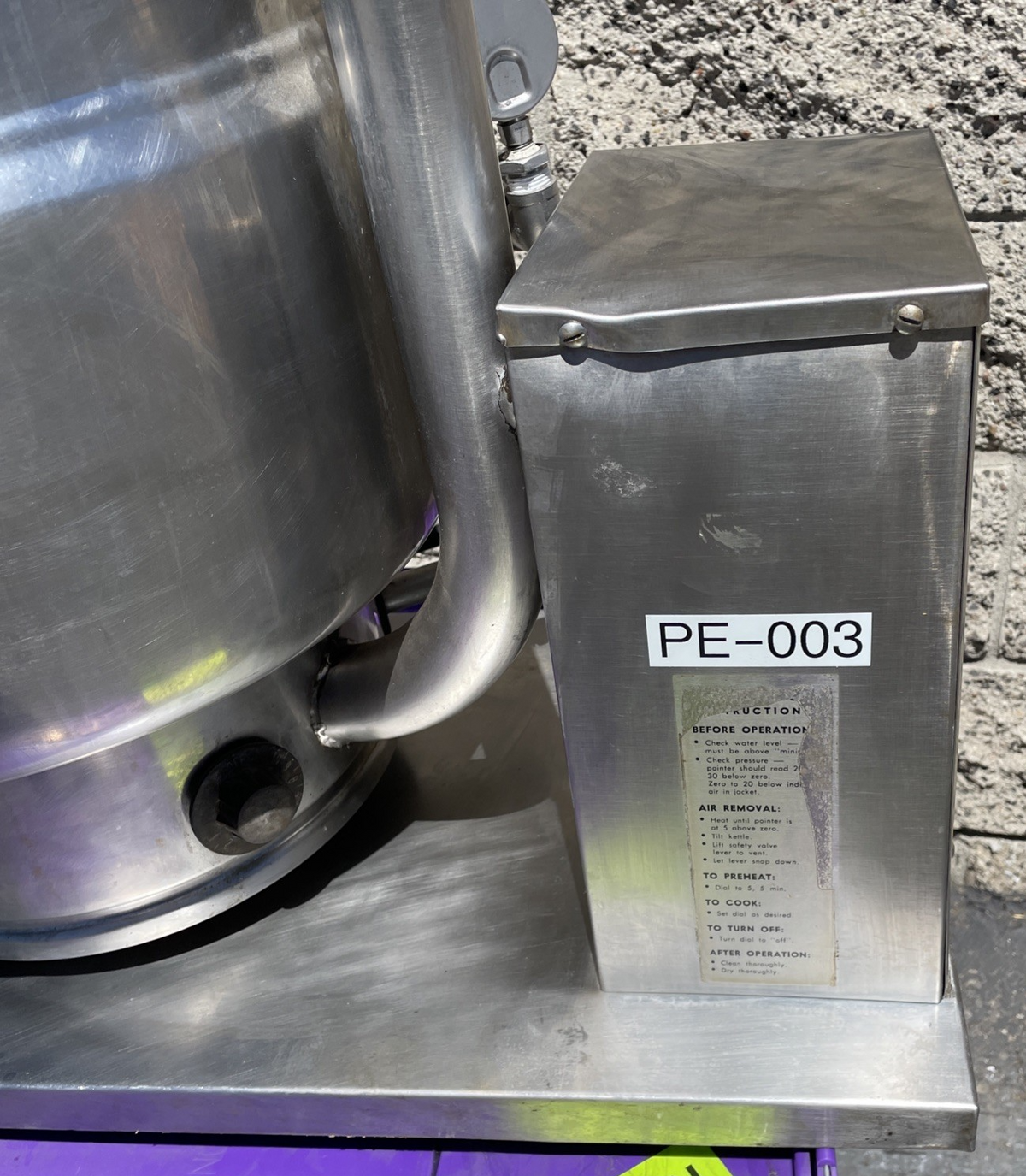 Groen TDB/7-40 Stainless Steel 40-Qt Electric Tilting Floor Steam Kettle