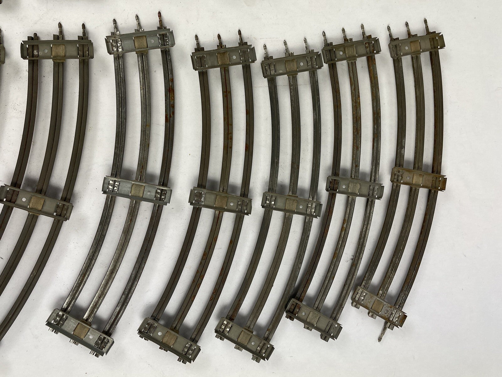 LOT OF 15 : VINTAGE LIONEL 027 TRACK STANDARD CURVE SECTIONS