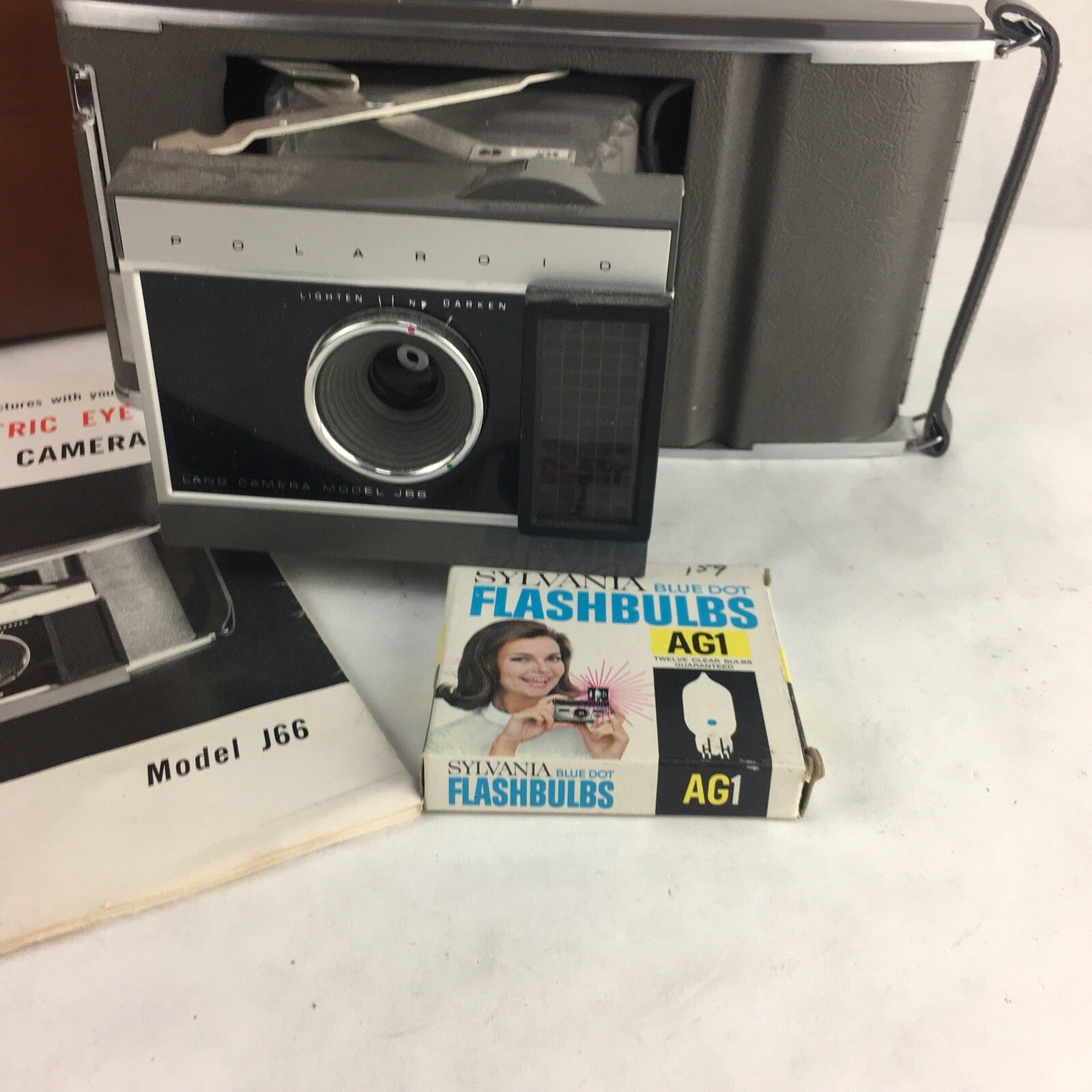 VINTAGE FILM & PHOTOGRAPHY POLAROID ELECTRIC EYE LAND CAMERA MODEL J66